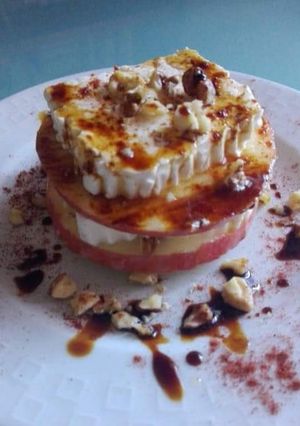 Foto di Mela e giuncata, con frutta secca e vincotto