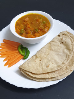 A picture of Carrot peas curry.