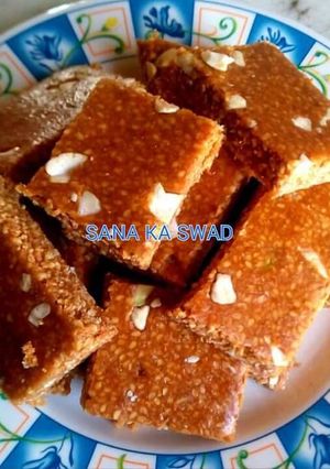तिल काजू चिक्की (Til kaju chikki recipe in hindi) रेसिपी मुख्य फोटो