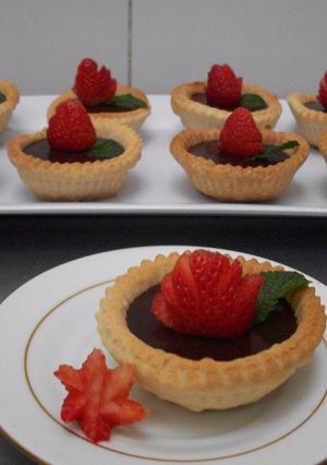 Una foto de Tartaletas de fresa y chocolate