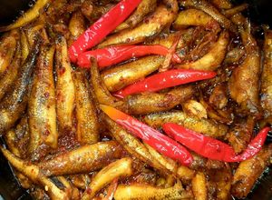 Hình của món Cá bống cát kho keo bao hao cơm.