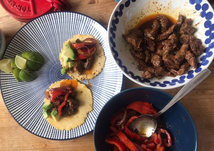 Tacos mit Steak und Gemüse