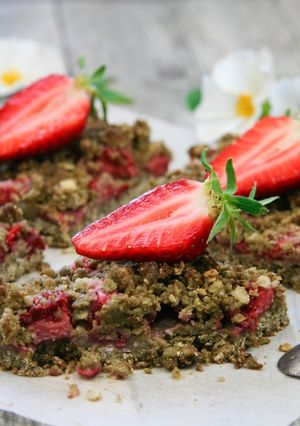 Une photo de Carrés moelleux au thé matcha et fraises