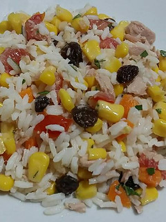 Una foto de Ensalada de arroz con hierbabuena y pasas