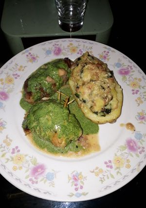 Una foto de Pollo y carne rellena de jamón queso y espinaca
