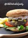 Hamburger con zucchine grigliate, bacon e burrata