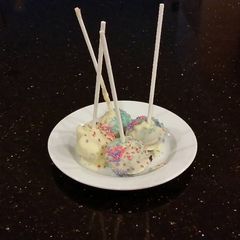 A picture of Chocolate Fudge Cake Pops With White Choclate Coating.