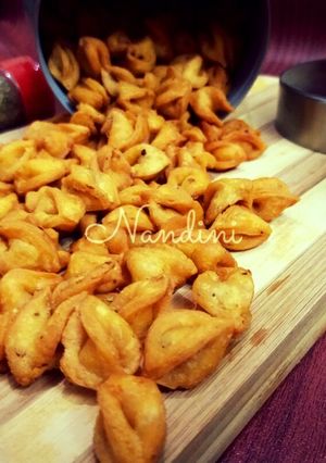  पिज़्ज़ा चिट चैट मठरी (Pizza chit chat mathri recipe in hindi) रेसिपी मुख्य फोटो