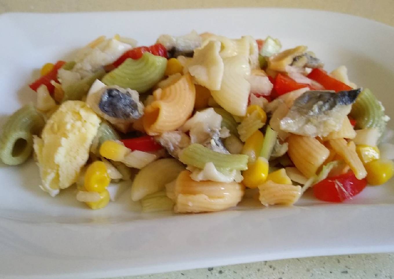 Ensaladilla de pasta con arenques marinados