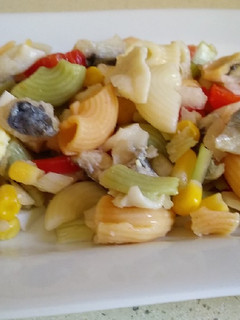 Una foto de Ensaladilla de pasta con arenques marinados