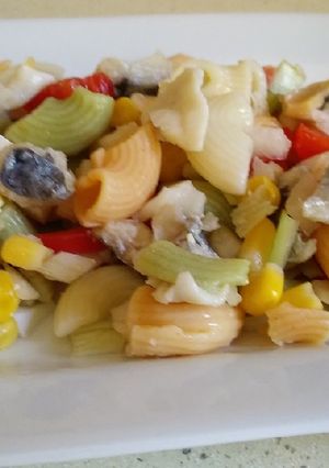 Una foto de Ensaladilla de pasta con arenques marinados