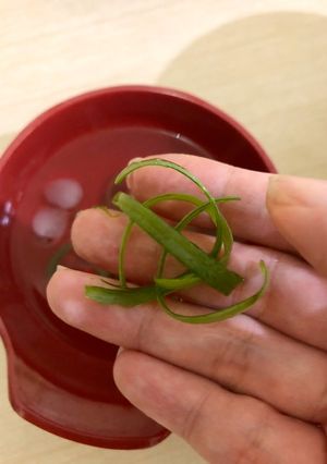 Foto resep Cara membuat daun bawang melengkung2 seperti di rest ramen