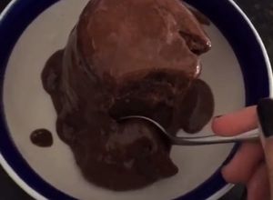 Una foto de Volcán de chocolate en microondas