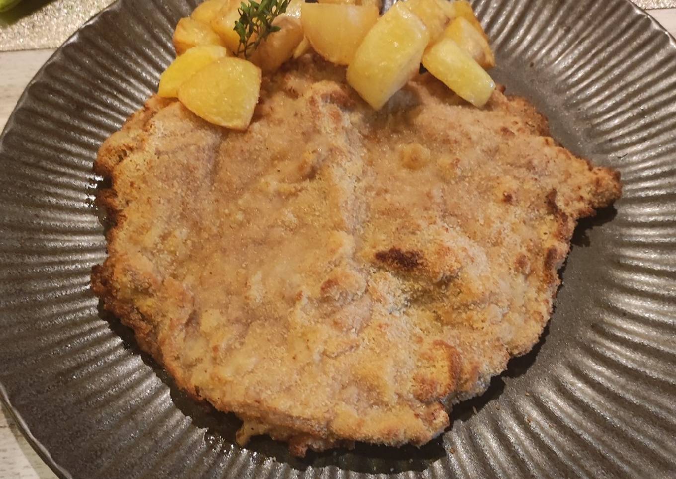 Cachopo con queso de Cabrales y patatas
