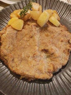 Una foto de Cachopo con queso de Cabrales y patatas
