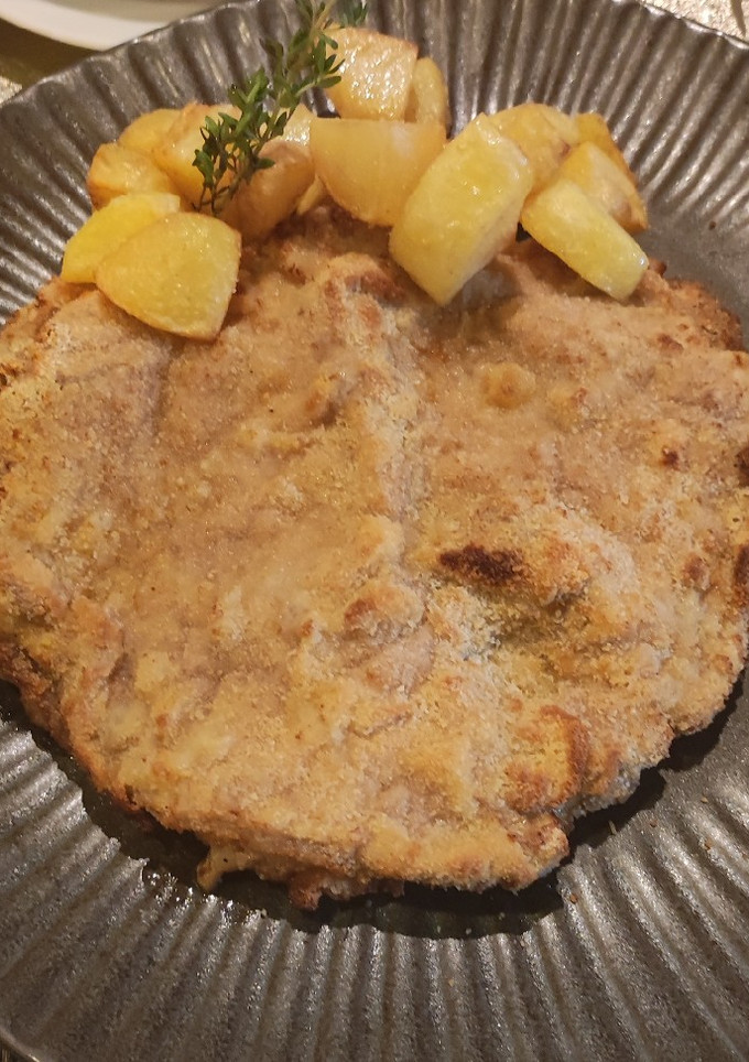 Una foto de Cachopo con queso de Cabrales y patatas