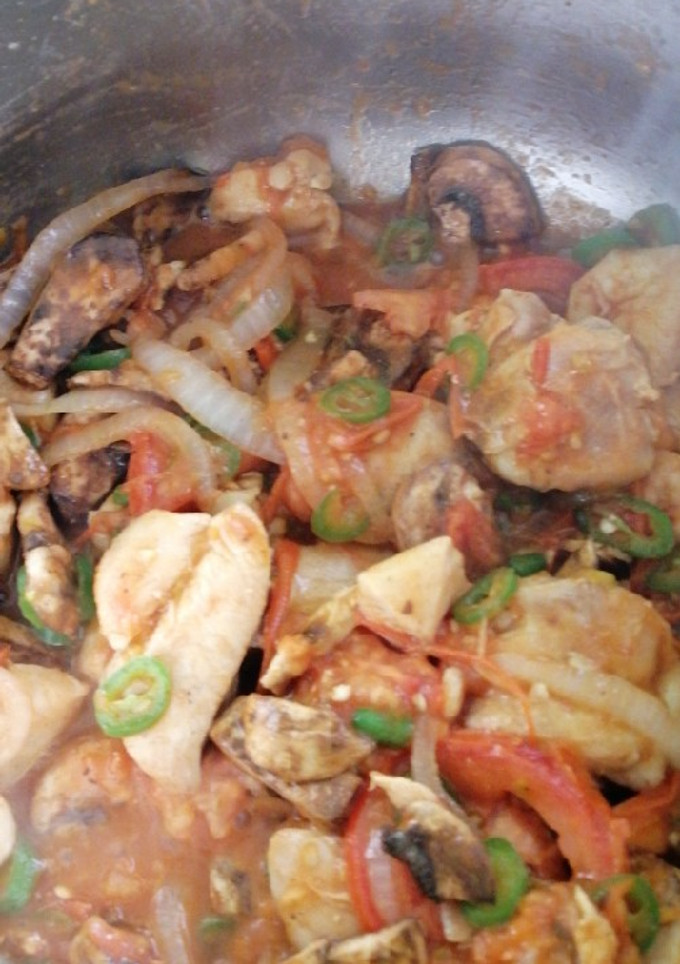 Una foto de Pollo a la mexicana con champiñones