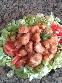 Una foto de Croquetas rústicas, bondiola y bechamel, langostino con panko y ensalada
