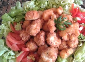 Una foto de Croquetas rústicas, bondiola y bechamel, langostino con panko y ensalada