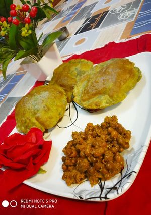 A picture of Palak Poori With Chana.