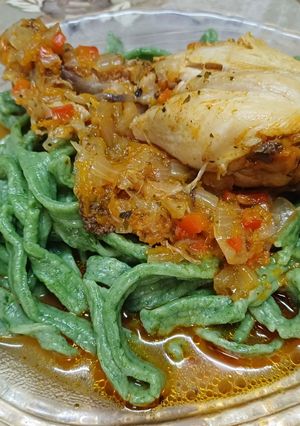 Una foto de Fideos caseros de espinaca con salsa de pollo