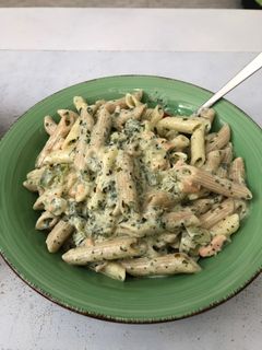 Una foto de Pasta con salmón ahumado y espinacas