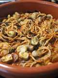 Habas con gulas y espaguetis de mar (algas)