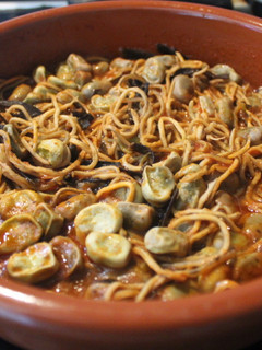 Una foto de Habas con gulas y espaguetis de mar (algas)