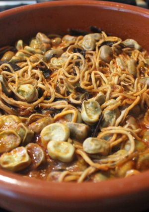 Una foto de Habas con gulas y espaguetis de mar (algas)