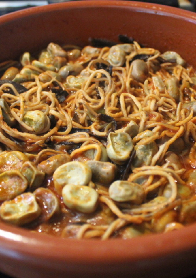 Una foto de Habas con gulas y espaguetis de mar (algas)