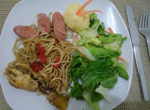 Una foto de Pollo y pasta en mantequilla