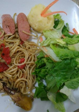 Una foto de Pollo y pasta en mantequilla