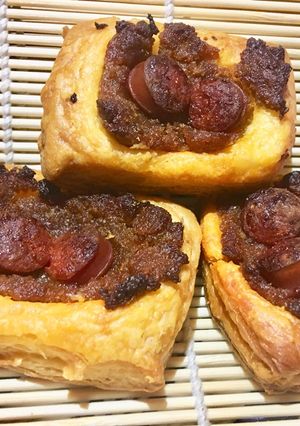 Una foto de Hojaldres con paté de cebolla caramelizada y chistorra
