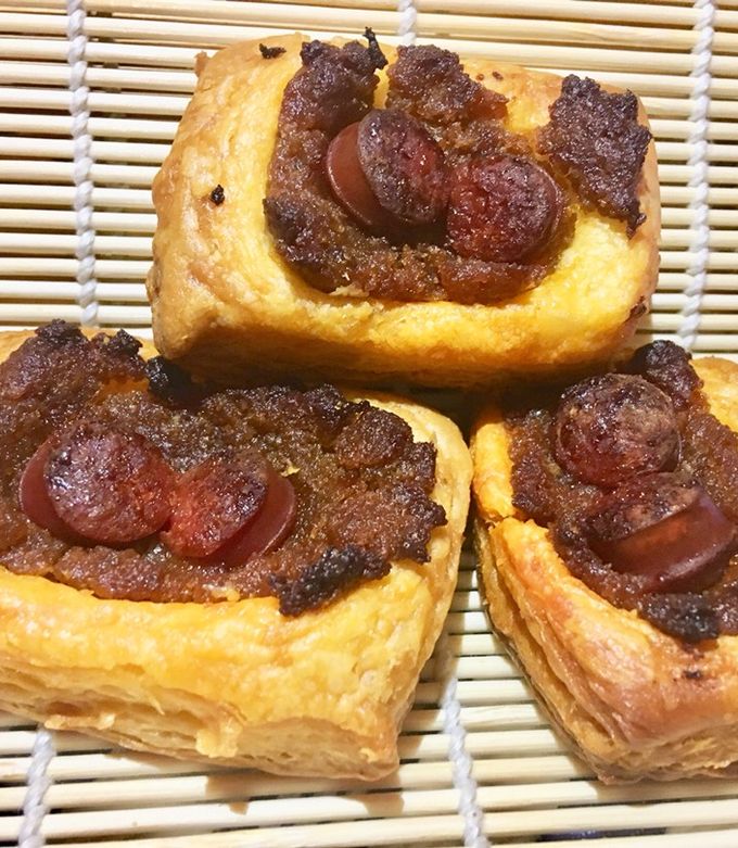 Foto principal de Hojaldres con paté de cebolla caramelizada y chistorra