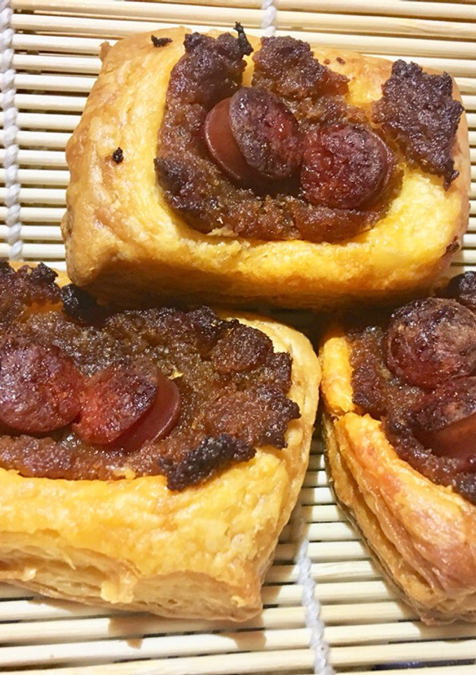 Una foto de Hojaldres con paté de cebolla caramelizada y chistorra