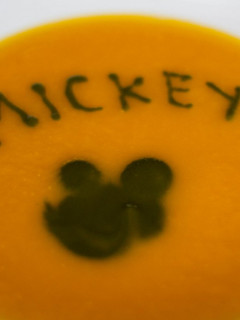 Una foto de Crema Mickey Mouse
