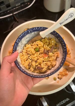 Foto resep MPASI butter cheese fried rice with beef, scrambled egg and frozen veggies