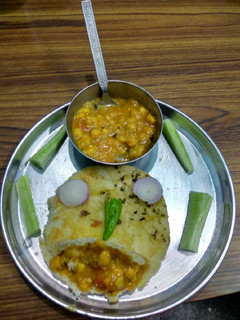 छोले कुल्चे (Chole kulche) रेसिपी मुख्य फोटो
