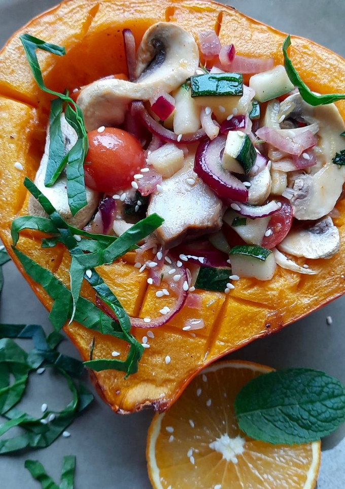 Una foto de Calabaza rellena vegana de bulgur con verduras en adobo de naranja y lima