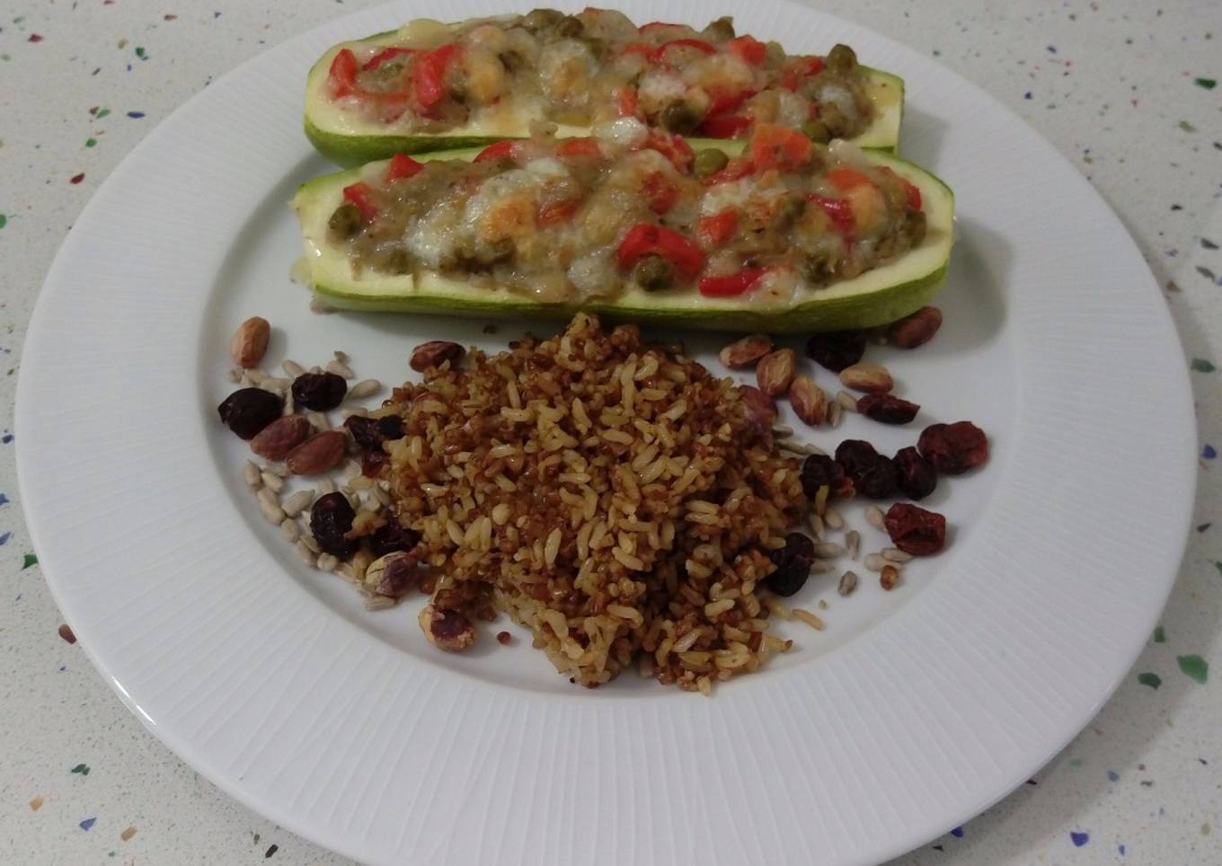 Calabacines rellenos de verduras salteadas con crema de berenjenas y quinoa con frutos secos