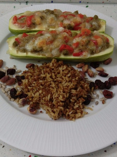 Una foto de Calabacines rellenos de verduras salteadas con crema de berenjenas y quinoa con frutos secos