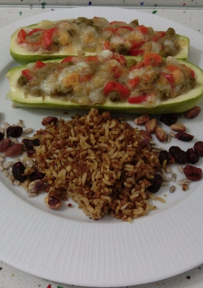 Una foto de Calabacines rellenos de verduras salteadas con crema de berenjenas y quinoa con frutos secos