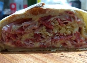 Una foto de Calzón de jamón, queso dambo y Milán
