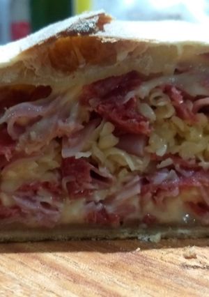 Una foto de Calzón de jamón, queso dambo y Milán