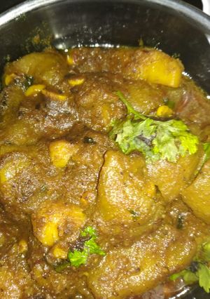 A picture of Potatoes and pointed gourd curry.