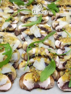 Una foto de Carpaccio de Portobello con salsa de pistacho y romero