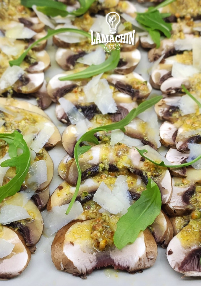Una foto de Carpaccio de Portobello con salsa de pistacho y romero