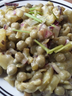 Una foto de Ensalada🥗 de arveja verde y papa🥔🌰