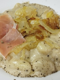 Una foto de Ñoquis en bechamel de champiñones y queso trufado