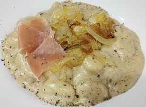 Una foto de Ñoquis en bechamel de champiñones y queso trufado